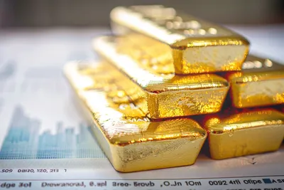 Le cours de l'or peine à dépasser les 4 200 $ : tensions sur les taux et incertitudes économiques freinent la hausse