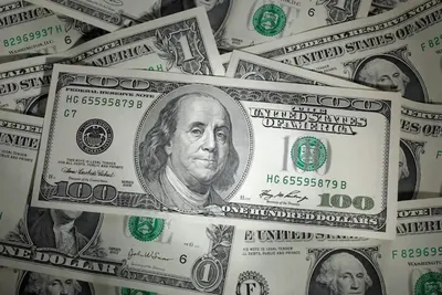 Le dollar américain hésite : l’indice DXY chute à 97,75 après un sommet de deux semaines