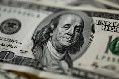 Le dollar chute avant les révisions d’emploi US, les marchés misent sur une baisse plus forte des taux