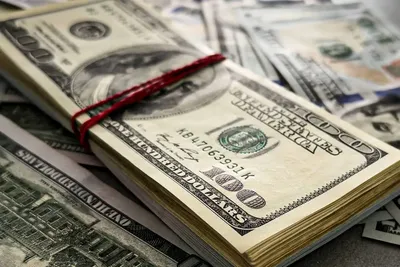 Le Dollar Index (DXY) rebondit à 98,05 malgré les perturbations liées au shutdown fédéral américain.