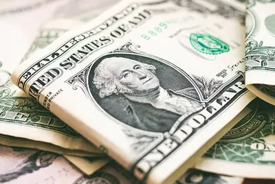 Le dollar poursuit sa chute historique, pénalisé par une série de chocs politiques et monétaires