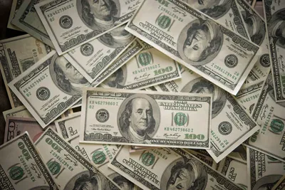 Le dollar US résiste à 98 malgré le chaos politique et les anticipations de baisse des taux
