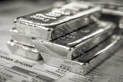 Le prix de l'argent atteint 77,00 $ et vise de nouveaux sommets, porté par des indicateurs favorables