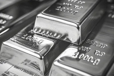 Le prix de l’argent s’approche de 72,70 dollars et relance le pari d’une fed accommodante