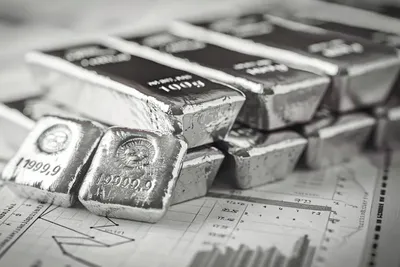 Le prix de l’argent vacille sous la pression du dollar et des signaux fermes de la Fed