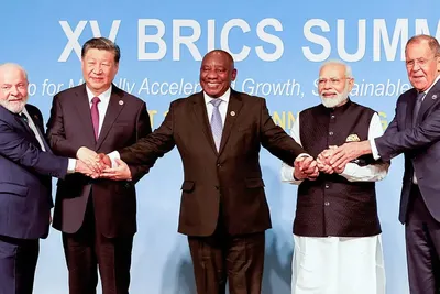 Les BRICS réunissent 10 pays eurasiens pour limiter la valeur du dollar américain