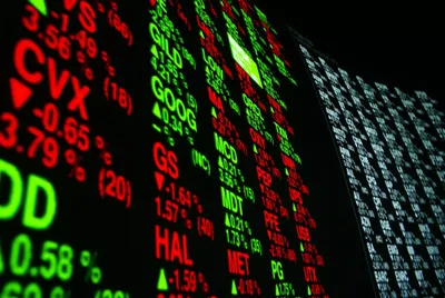 Les marchés décrochent en Europe et à Wall Street : investisseurs attendent une avalanche de données économiques américaines décisives