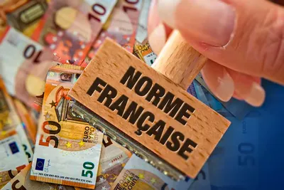 Normes françaises : le coût caché de 100 milliards qui étrangle entreprises et ménages