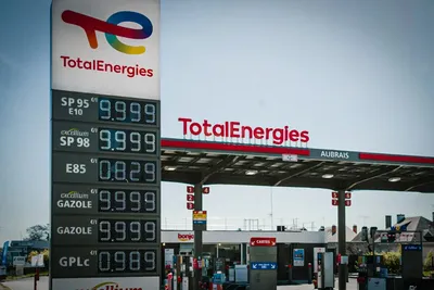 Pendant que les crises s’enchaînent, les géants du pétrole empochent une pluie de milliards