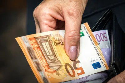 Peut-on arrêter de donner de l’argent à son enfant majeur ? La Cour de cassation a tranché