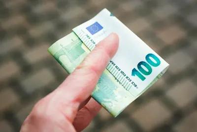 Pourquoi utiliser du cash devient-il de plus en plus compliqué en France ?