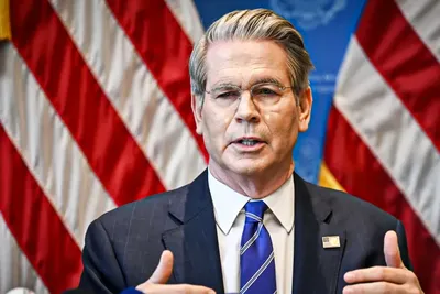 Scott Bessent presse la Fed de patienter jusqu