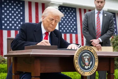 Trump vise les BRICS : les droits de douane explosent, la justice contre-attaque