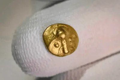 Un chasseur de trésors découvre la plus ancienne pièce d’or celtique jamais mise au jour