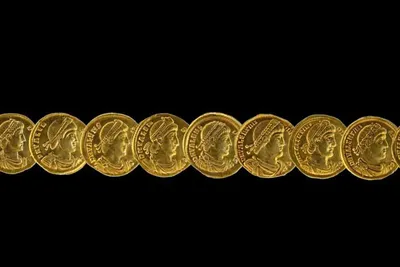 Un trésor romain de plus de 1 000 pièces d’or et d’argent découvert en Angleterre