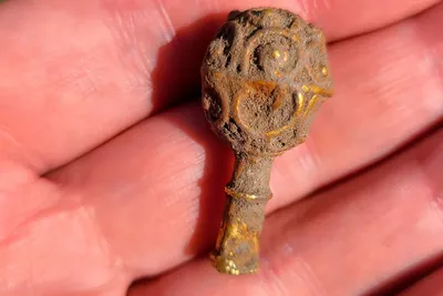 Une étudiante britannique découvre un bijou en or médiéval vieux de 1 100 ans lors de sa première fouille en seulement 90 minutes