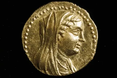 Une pièce d’or vieille de 2 200 ans refait surface à Jérusalem avec le visage d’une reine oubliée