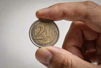 Une simple pièce de 2 € vendue jusqu’à 30 000 € : voici pourquoi