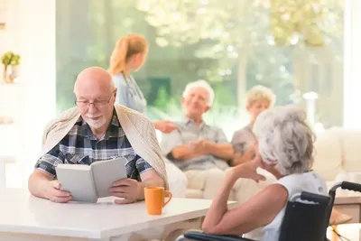 Vieillir chez soi coûte 1291 euros par mois, une hausse de 23% en 5 ans