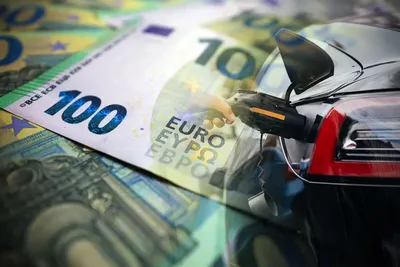Voitures électriques : une taxe annuelle de 95 € envisagée pour compenser la chute des recettes sur l’essence