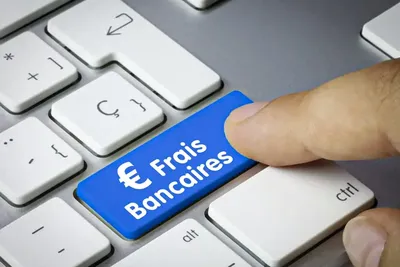 Votre banque vous coûte de plus en plus cher : les frais explosent en un an