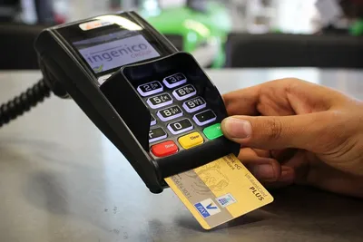 Vous payez toujours vos courses par carte bancaire ? Cette habitude pourrait vous coûter cher