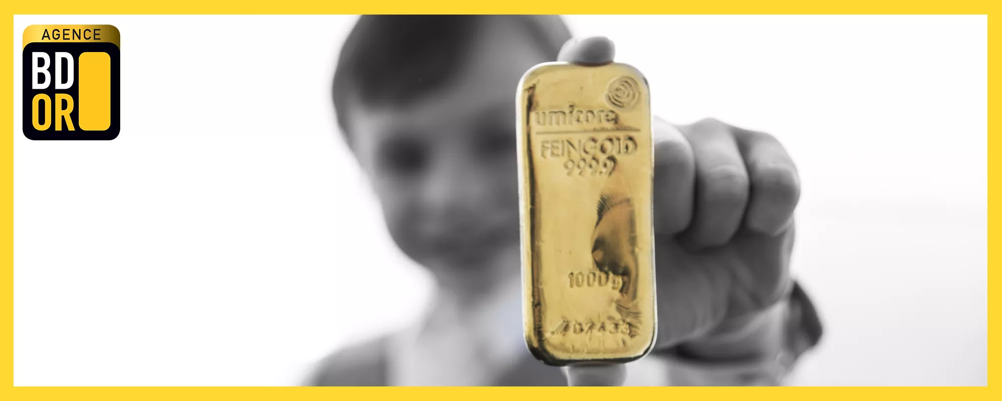 enfant-tenant-un-lingot-or-1kg enfant-tenant-un-lingot-or-1kg
