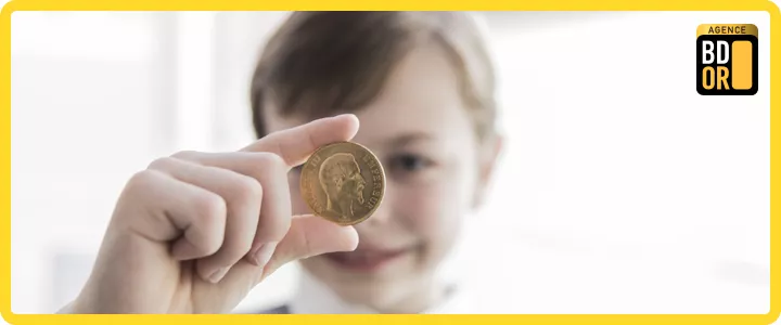 image-enfant-avec-pieces-et-lingots-en-or image-enfant-avec-pieces-et-lingots-en-or